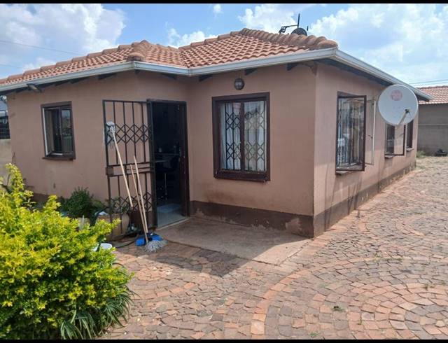 3 BEDROOM HOUSE FOR SALE IN PROTEA GLEN EXT